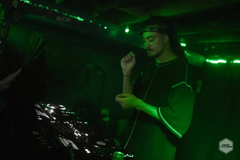 Koda [AR] at the decks under the green spots, a fan in the foreground. Sep 2026