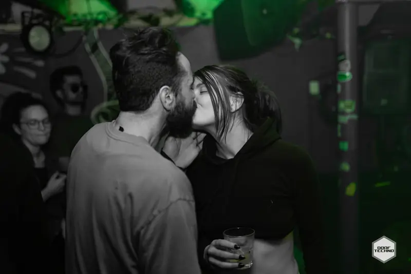 A kiss on the dancefloor
