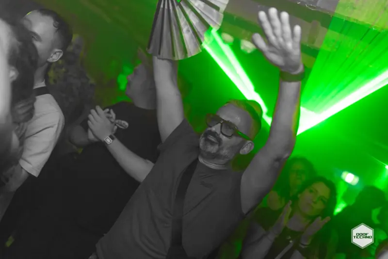 Arms up and a fan open in the lasers