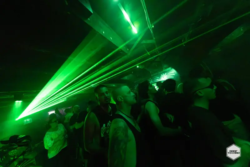 Green lasers rake across the crowd